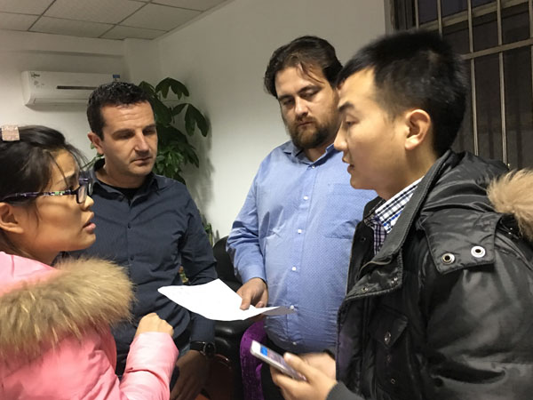 優尼科人員和外國客戶交談