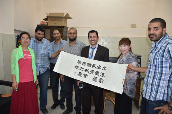 優尼科人員與國外客戶合作